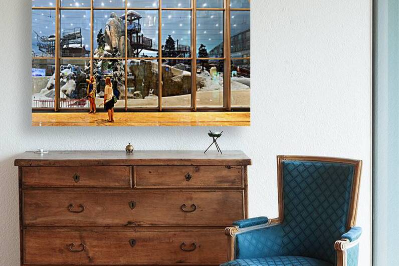 Women watching snow park in Dubai indoor attraction by Marco Brivio