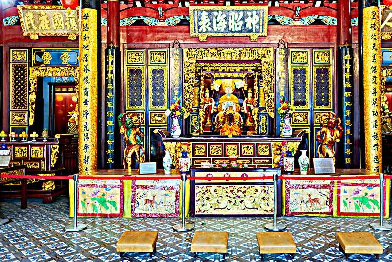 Discover colorful altars and decorations in Thian Hock Keng Temp by Marco Brivio